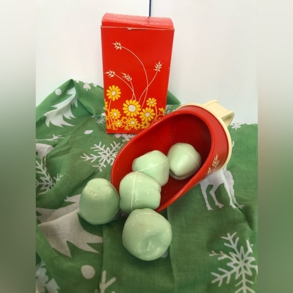 Avon Country Kitchen Soap Dish with 5 Tiny Apple Fragranced Soaps